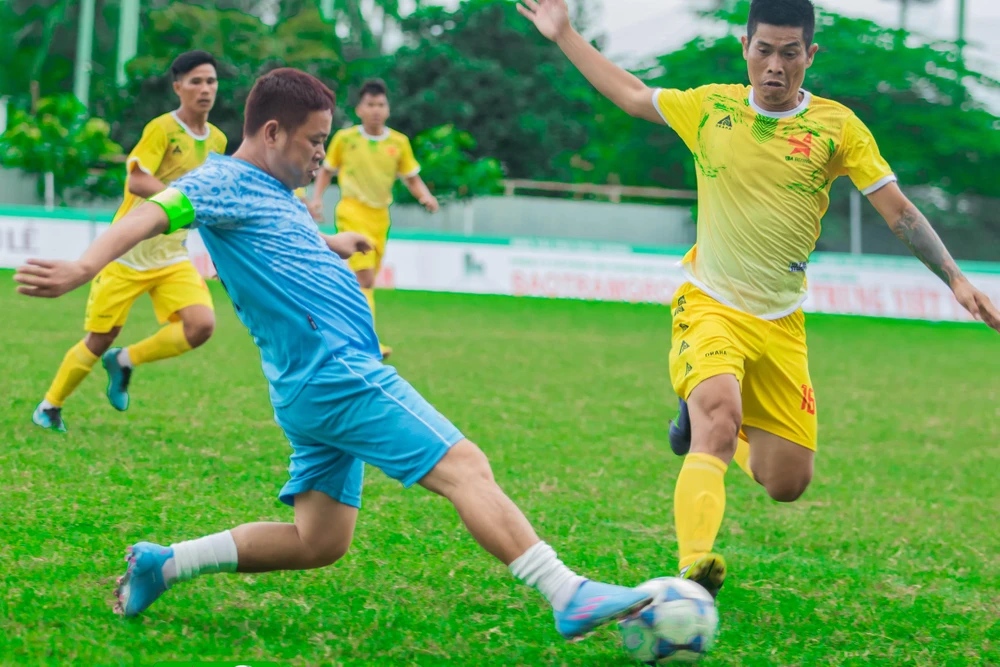 ... với sự tả xung hữu đột của nhà vô địch AFF Cup 2008 Phan Thanh Giang (áo vàng) trước sức mạnh của Trung Việt Thái.