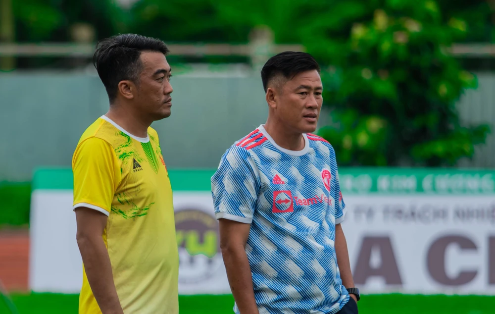 Cựu tuyển thủ Đoàn Hoàng Sơn (phải) và bầu Phước hồi hộp bày binh bố trận...