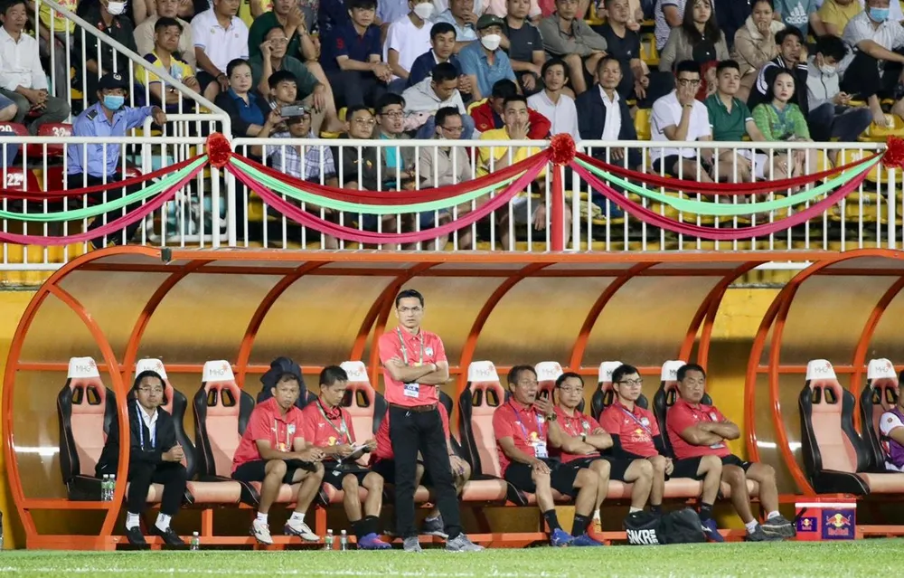 Trưởng đoàn Nguyễn Tấn Anh cho biết HLV Kiatisak có hai trợ lý thể lực Bundit Thiabthong và Witoon Mingkhaun nhưng do dịch bệnh, VFF chưa tổ chức khóa học để các thành viên lấy bằng. Ảnh: ANH PHƯƠNG.