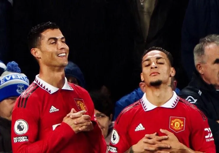 Antony hạnh phúc chơi bên cạnh cầu thủ lớn Ronaldo. Ảnh: GETTY.