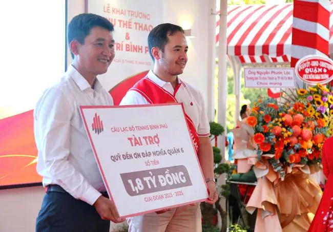 Ông Võ Quốc Huy trao tài trợ 1,8 tỷ đồng cho ông Nguyễn Quốc Dương - Ủy viên Ban thường vụ - Chủ tịch UBMTTQ Việt Nam Quận 6.