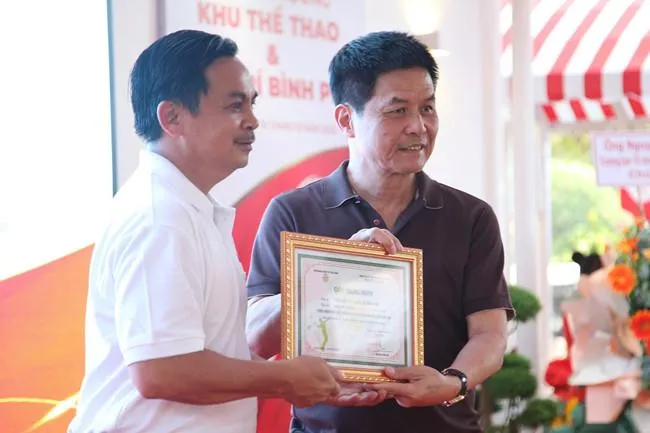 Ông Nguyễn Quốc Kỳ trao Quyết định công nhận mặt sân tennis đạt tiêu chuẩn sân thi đấu cấp Quốc gia cho Lãnh đạo Công ty CP Phát triển Bóng đá Long An.