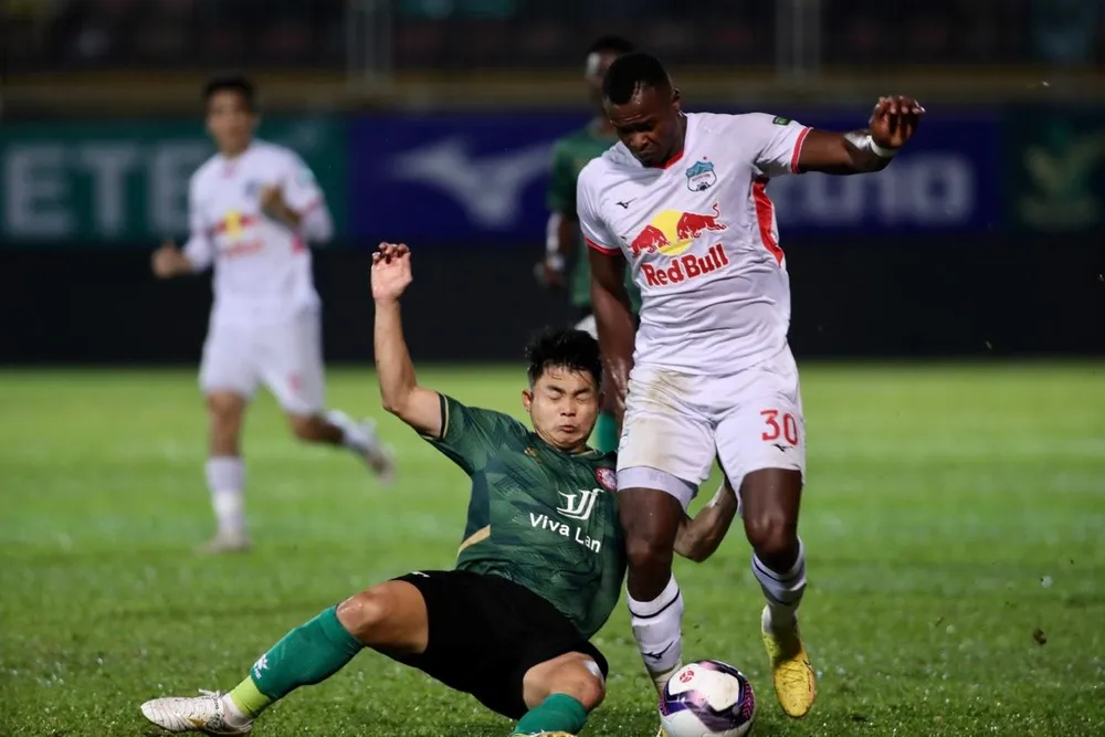 Đội bóng phố núi đang gặp khó về lối chơi, lực lượng và phong độ trong bảy trận liền không biết thắng. Ảnh: ANH PHƯƠNG.