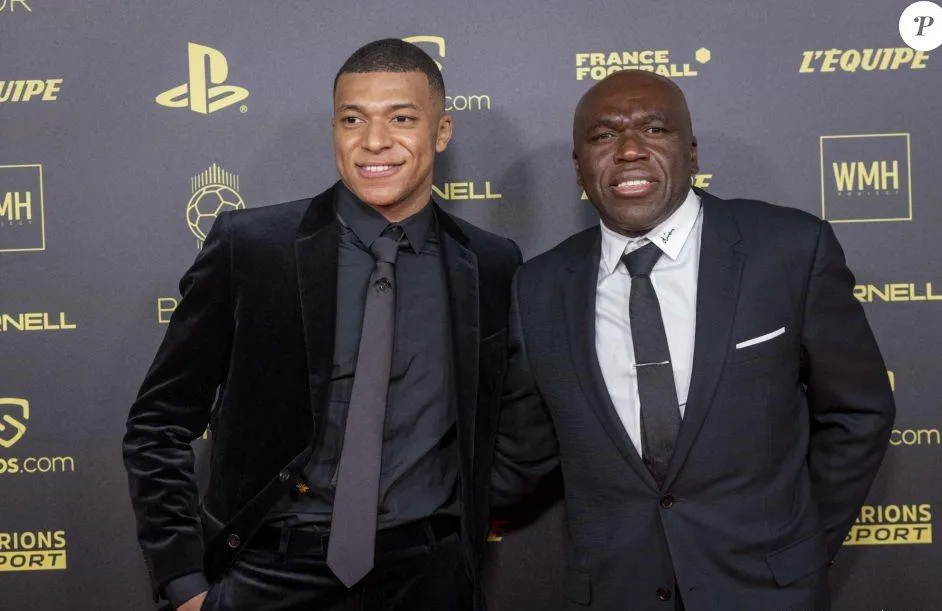 Mbappe bị nhiều người la ó khi đến tham dự lễ trao giải Quả bóng vàng. Ảnh: GETTY.