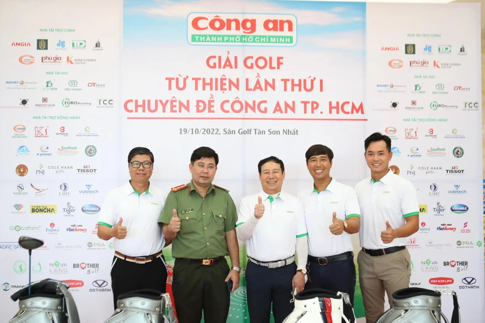 Đại tá Bùi Ngọc Giáp (thứ hai từ trái sang) và các nhà tổ chức giải Golf từ thiện tri ân các nhà hảo tâm. Ảnh: TUẤN LÊ.