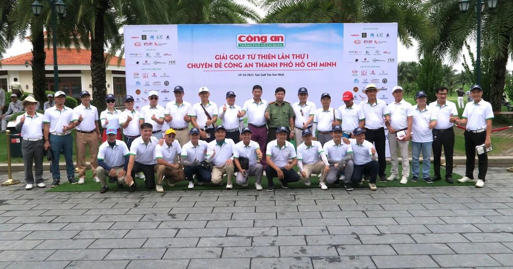 Các golfer tranh tài ở giải đấu của Chuyên đề Công an TP.HCM và chung tay đóng góp Quỹ thiện nguyện cho người có hoàn cảnh khó khăn dịp Tết Nguyên đán 2023. Ảnh: TUẤN LÊ.
