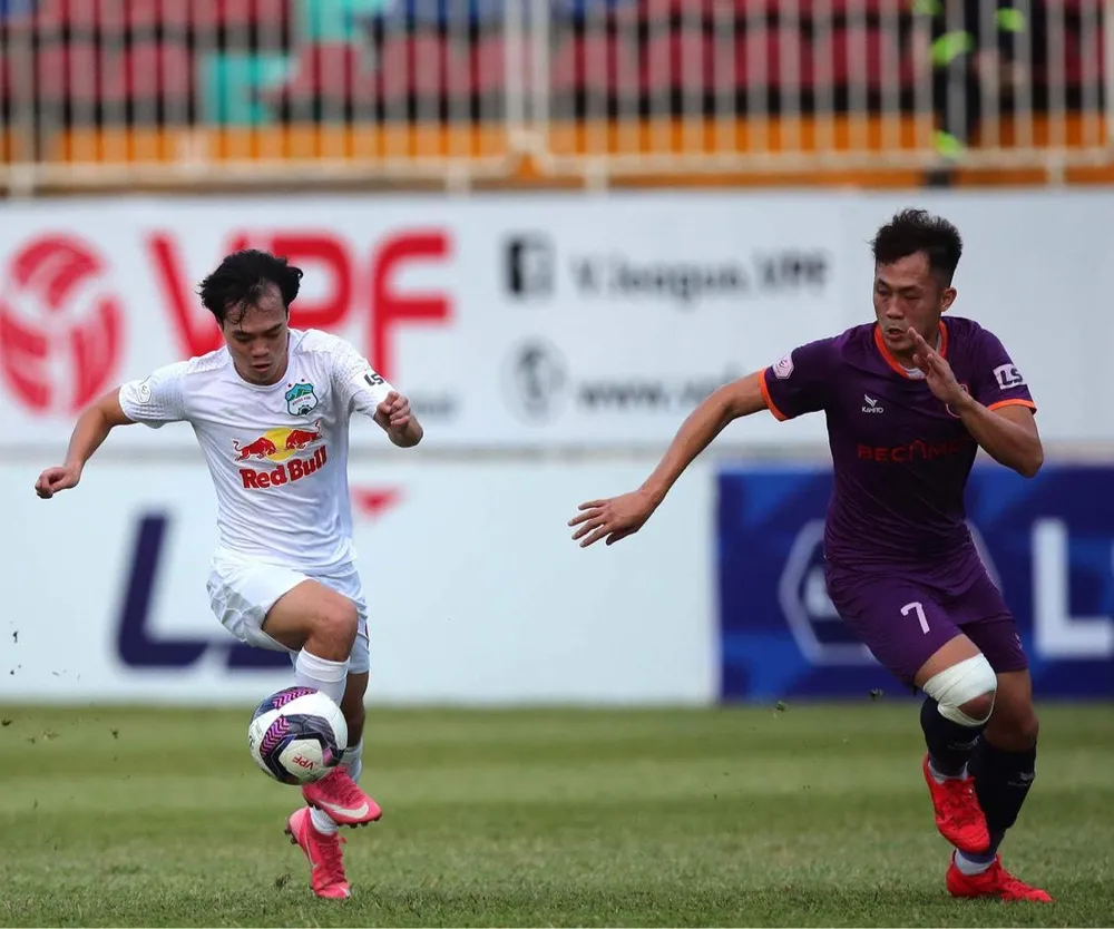 Văn Toàn và đồng đội đang gặp nhiều khó khăn sau chuỗi tám trận không biết mùi chiến thắng. Ảnh: ANH PHƯƠNG.