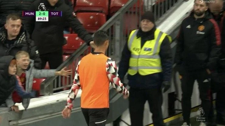 Tiền đạo Bồ Đào Nha rời khỏi sân Old Trafford khi chủ nhà Man United đang dẫn Tottenham 2-0 và trận đấu vẫn chưa kết thúc. Ảnh: GETTY.