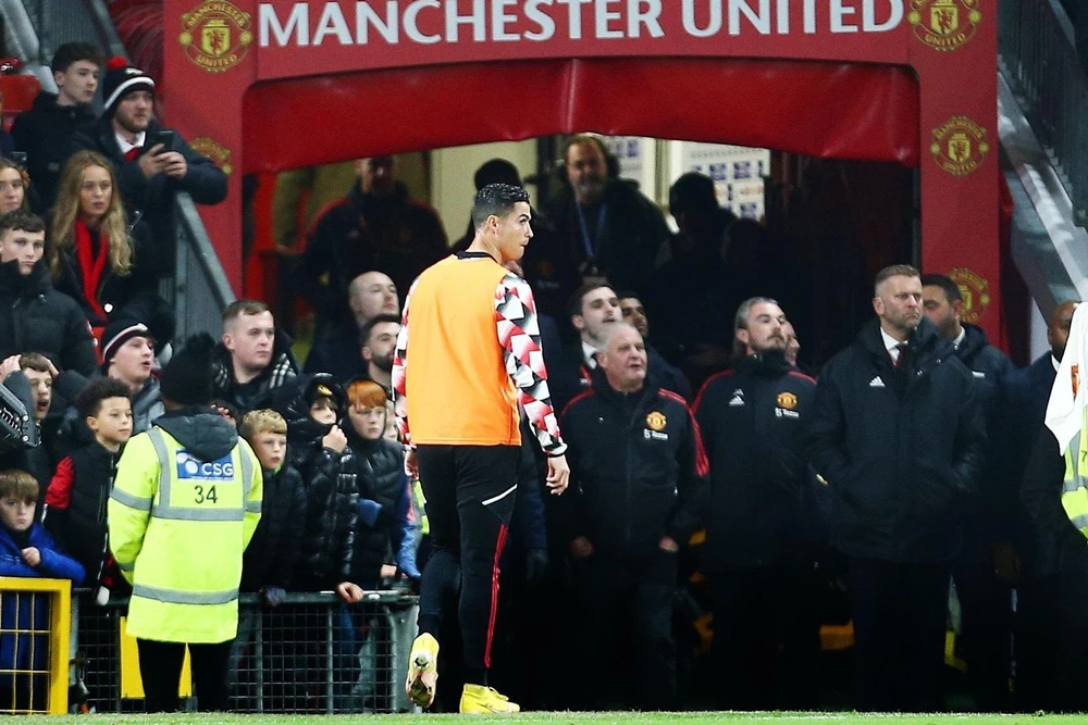 Ronaldo rời khỏi sân Old Trafford khi trận đấu với Tottenham chưa kết thúc khiến anh bị kỷ luật nặng. Ảnh: GETTY.