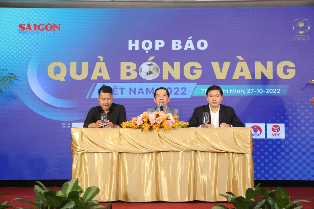 Cựu tuyển thủ Nguyễn Hồng Sơn (trái) chia sẻ cảm xúc của mình về giải thưởng Quả bóng vàng Việt Nam. Ảnh: ANH PHƯƠNG.