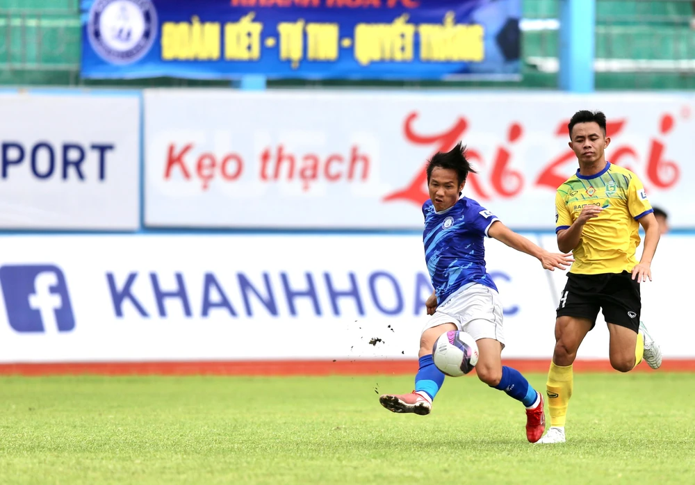 Lão tướng Tấn Tài và đồng đội Khánh Hòa bị khách Cần Thơ dẫn trước nhưng đã lội ngược dòng ngoạn mục. Ảnh: ANH PHƯƠNG.