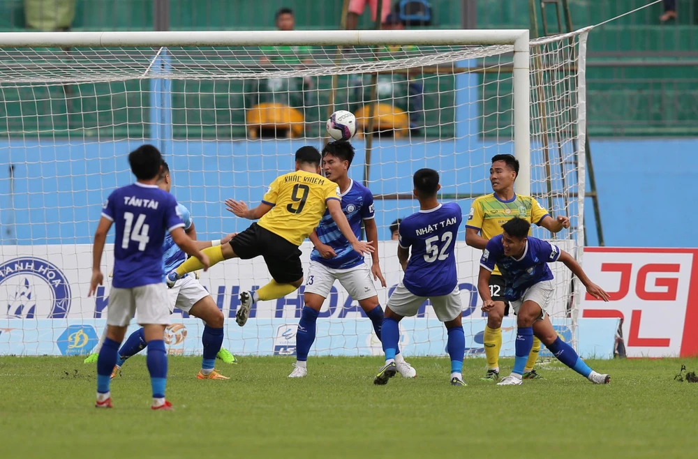 Khắc Khiêm gây bất ngờ với cú đánh đầu hạ thủ môn Ngọc Cường...