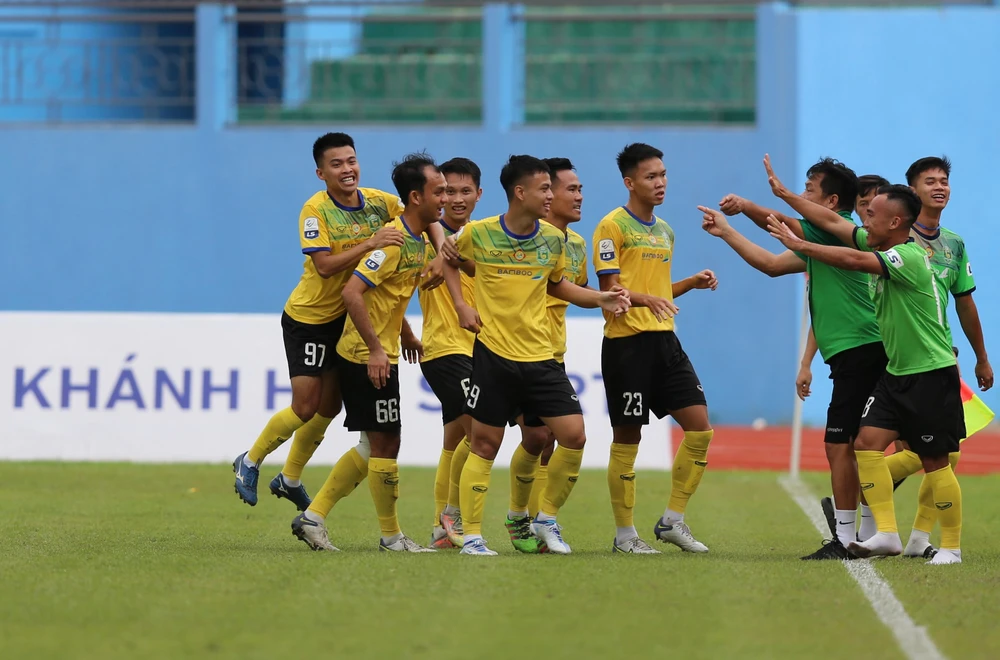 ... trong niềm vui của Ban huấn luyện và cầu thủ Cần Thơ. Ảnh: ANH PHƯƠNG.