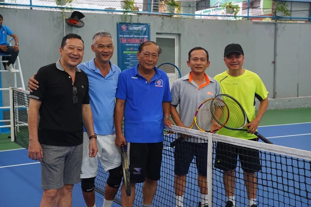 Các tiền bối quần vợt nguyên là lãnh đạo Quận 10, các doanh nghiệp có phong trào lớn mạnh vui vẻ giao lưu với những hậu bối có niềm đam mê mãnh liệt với làng banh nỉ.