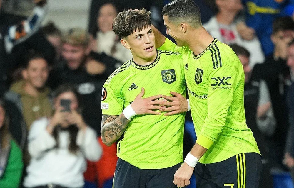 Ronaldo chúc mừng đàn em sau bàn thắng đầu tiên. Ảnh: GETTY.