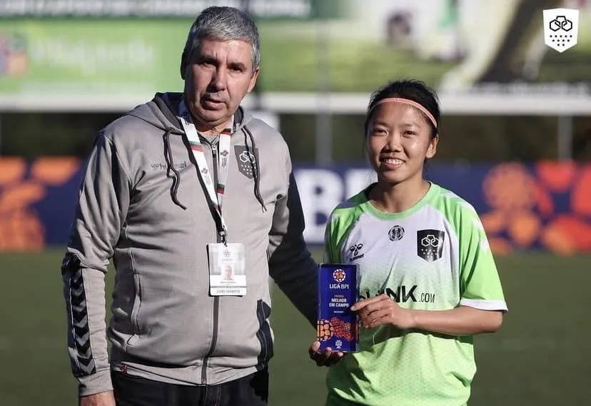 Huỳnh Như nhận giải thưởng cầu thủ xuất sắc nhất trận đấu. Ảnh: NH. Huỳnh Như nhận giải thưởng cầu thủ xuất sắc nhất trận đấu. Ảnh: NH.