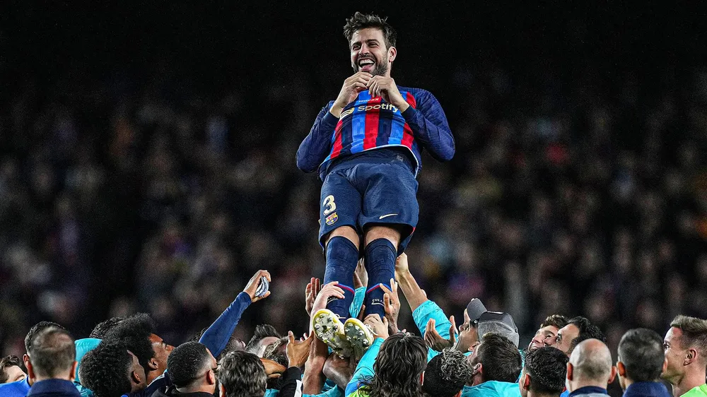 Trung vệ của Barca giải nghệ trong sự chúc tụng của đồng nghiệp. Ảnh: GETTY.