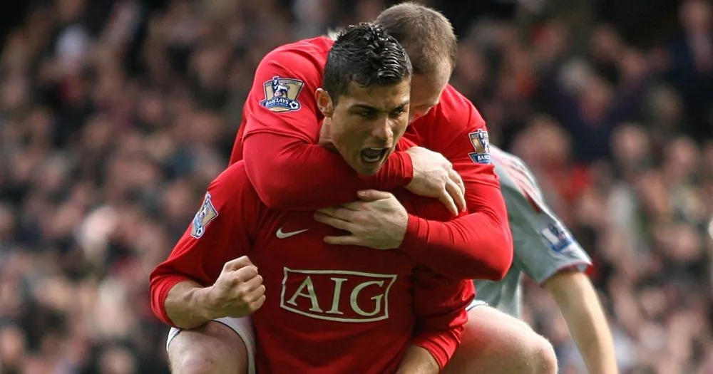 Tiền đạo người Bồ Đào Nha mỉa mai là... xấu trai hơn anh. Ảnh: GETTY. Ronaldo và Rooney là đồng đội ở MU