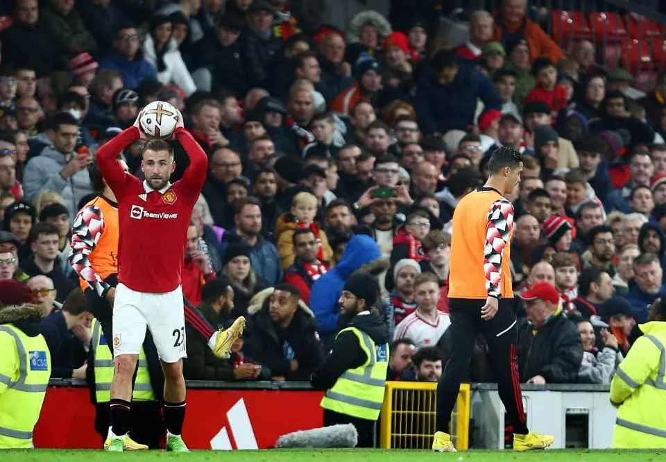 Tiền đạo năm lần giành Quả bóng vàng đã quay lưng lại với đội chủ sân Old Trafford. Ảnh: GETTY. Luke Shaw ném biên
