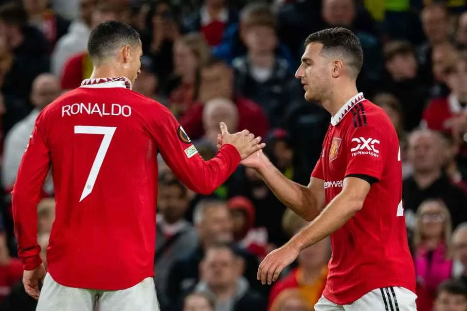 Ronaldo khen ngợi hậu vệ đồng hương Dalot ở đội Man United. Ảnh: GETTY. Ronaldo Dalot
