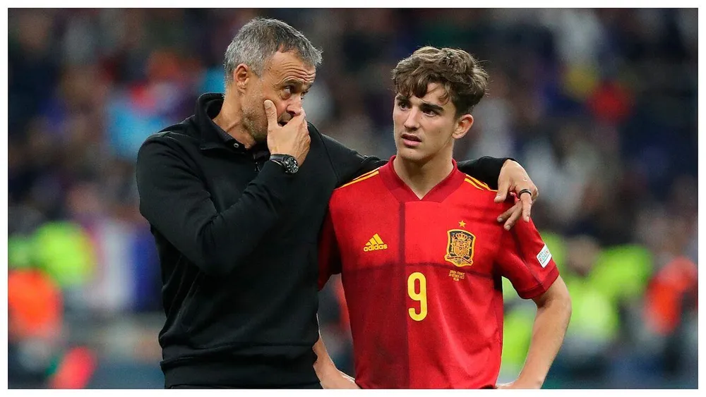 Nhà cầm quân lão làng Enrique trông cậy vào tiểu tướng Gavi. Ảnh: GETTY. Nhà cầm quân lão làng Enrique trông cậy vào tiểu tướng Gavi. Ảnh: GETTY.