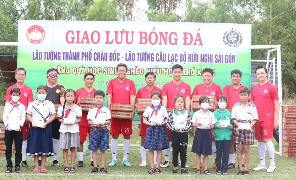 Ủy ban Mặt trận Tổ quốc Việt Nam TP Châu Đốc, Giám đốc Trung tâm Văn hóa - Thể thao truyền thanh Nguyễn Đức Linh và Hội khuyến học TP Châu Đốc gửi lời tri ân đến CLB bóng đá Hữu Nghị Sài Gòn với nghĩa cử đẹp.