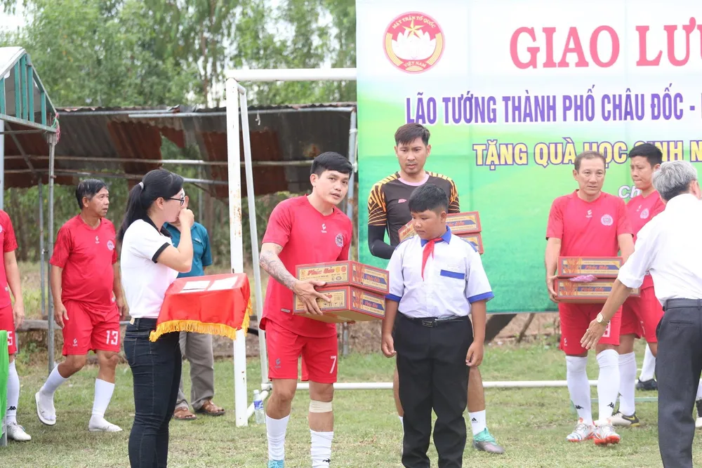 Cựu cầu thủ Ngân hàng Đông Á Huỳnh Hữu Đạo khệ nệ khuân vác những thùng mì Phúc Hảo gửi đến các em nhỏ của ít lòng nhiều...