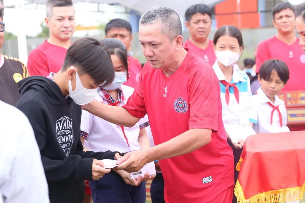 Phó Chủ tịch CLB Trần Bá Phúc chúc thế hệ tương lai của Châu Đốc học thật giỏi.