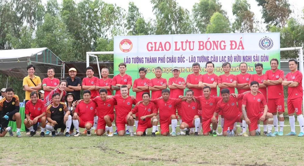 Cầu thủ Hữu Nghị Sài Gòn FC trong chuyến thiện nguyện giàu tình cảm với đơm vị kết nghĩa Trung tâm Văn hóa - Thể thao truyền thanh TP Châu Đốc.