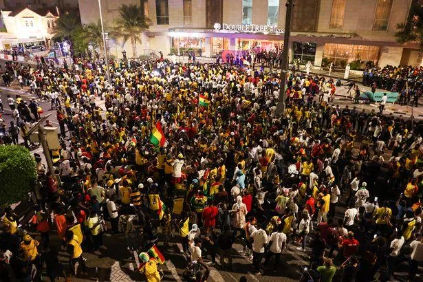 Người hâm mộ chào đón đội tuyển Ghana khi họ vừa đến khách sạn...