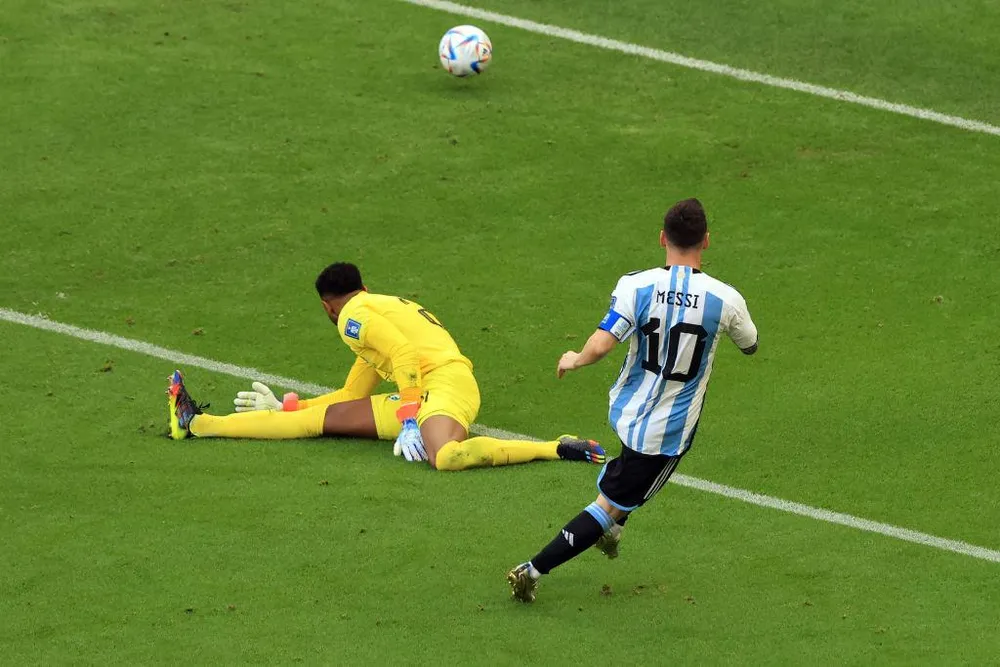 Messi mở điểm trên chấm phạt đền và thêm một lần phá lưới Saudi Arabia nhưng VAR đã vào cuộc từ chối. Ảnh: GETTY.