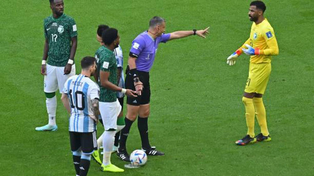 Các trường hợp bóng ngừng lăn thông thường đều tính vào thời gian bù giờ của trận đấu. Ảnh: GETTY.