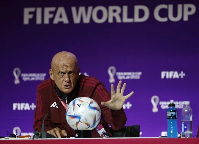 Chủ tịch ủy ban trọng tài của FIFA, Pierluigi Collina cho biết thời gian bị lãng phí cần phải bù chính xác vào cuối mỗi hiệp đấu. Ảnh: GETTY.