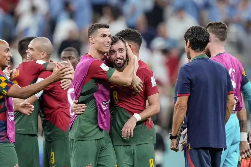 Số 7 và số 8 của tuyển Bồ Đào Nha ăn mừng chiến thắng sau trận đấu. Ảnh: GETTY.