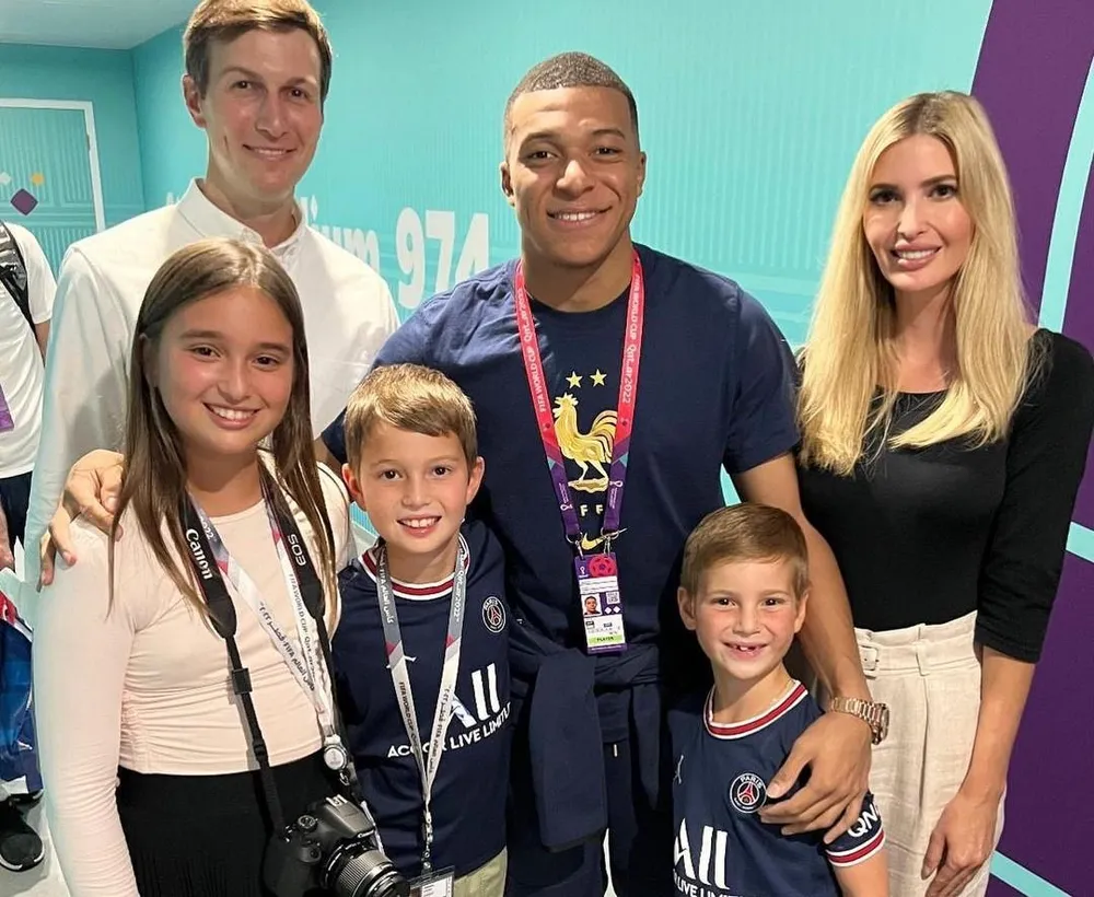 Tiền đạo người Pháp chụp ảnh lưu niệm với gia đình con gái của cựu Tổng thống Mỹ sau trận thắng Đan Mạch 2-1. Ảnh: GETTY.