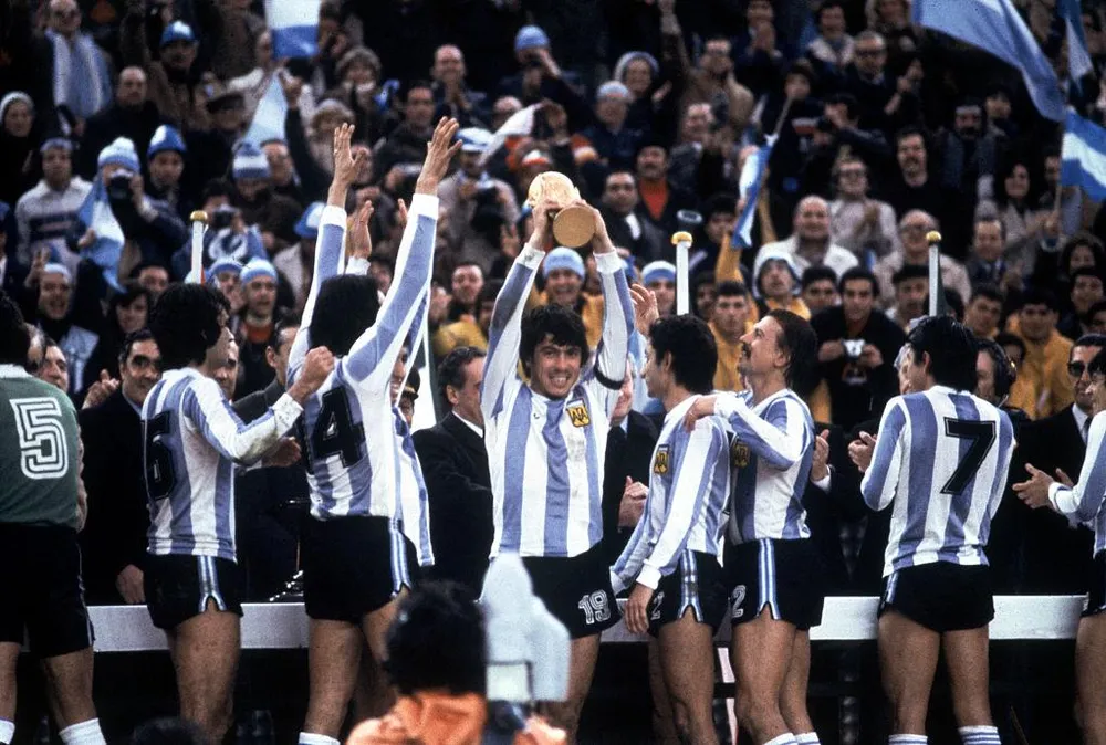 Mario Kempes sút hỏng phạt đền ở trận cuối vòng bảng và sau đó tuyển Argentina lên ngôi vô địch thế giới năm 1978. Ảnh: GETTY. Mario Kempes sút hỏng phạt đền ở trận cuối vòng bảng và sau đó tuyển Argentina lên ngôi vô địch thế giới năm 1978. Ảnh: GETTY.