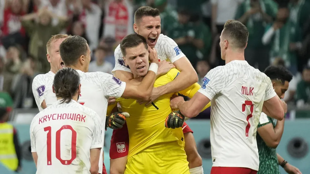 Người hùng của tuyển Ba Lan hai lần cứu thua trên chấm 11 mét cùng hàng loạt pha cản phá ấn tượng trong các trận đấu vòng bảng World Cup. Ảnh: GETTY. Người hùng của tuyển Ba Lan hai lần cứu thua trên chấm 11 mét cùng hàng loạt pha cản phá ấn tượng trong các trận đấu vòng bảng World Cup. Ảnh: GETTY.