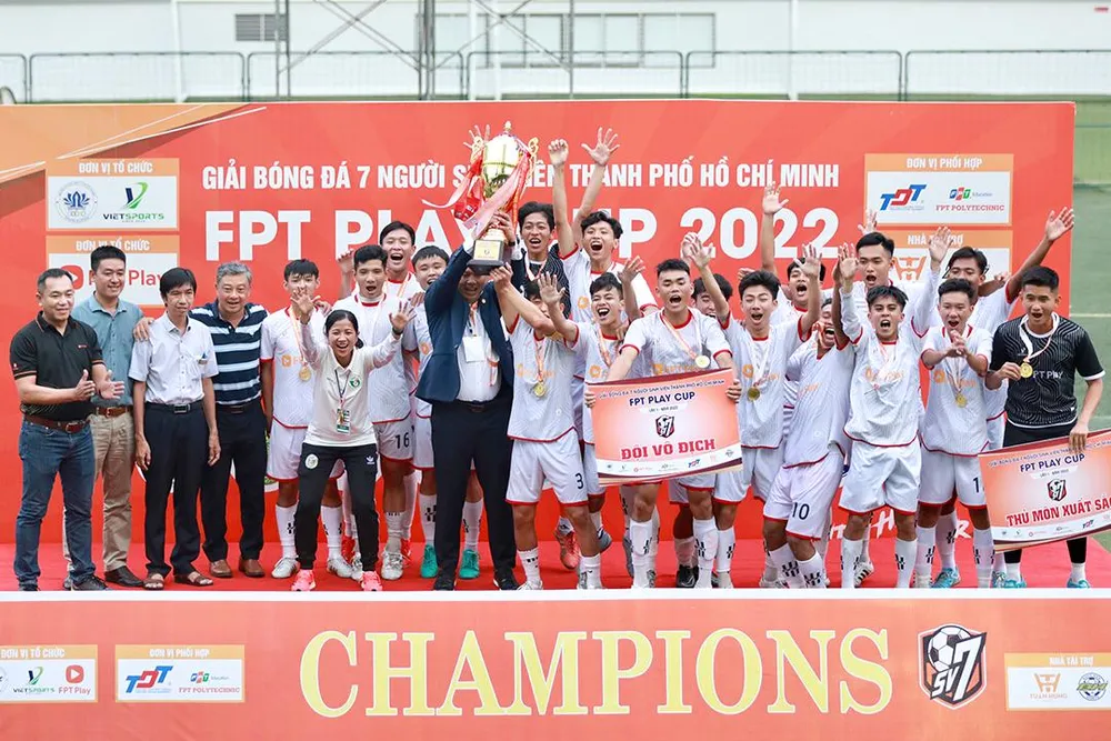 Nhà vô địch giải bóng đá 7 người ĐH Sư phạm TDTT TP.HCM ăn mừng chiến thắng sau trận chung kết nghẹt thở. Nhà vô địch giải bóng đá 7 người ĐH Sư phạm TDTT TP.HCM ăn mừng chiến thắng sau trận chung kết nghẹt thở.