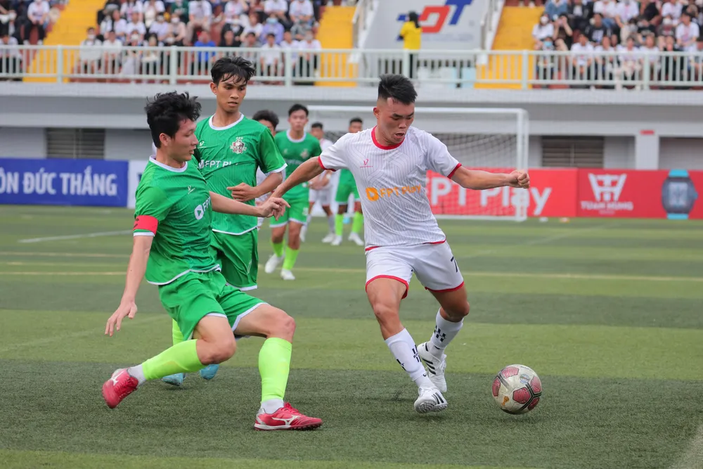 Trận chung kết giải 7 người TP.HCM diễn ra quyết liệt và hấp dẫn dưới sự cổ vũ cuồng nhiệt của sinh viên ở trường ĐH Tôn Đức Thắng. Trận chung kết giải 7 người TP.HCM diễn ra quyết liệt và hấp dẫn dưới sự cổ vũ cuồng nhiệt của sinh viên ở trường ĐH Tôn Đức Thắng.