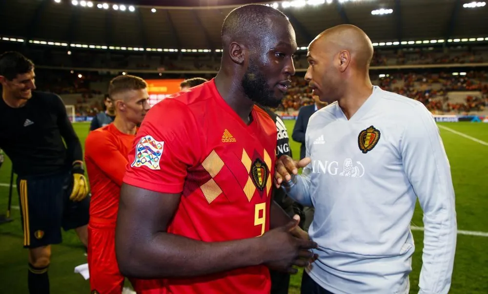 Đàn anh Henry chia sẻ nỗi buồn với chân sút Lukaku. Ảnh: GETTY. Đàn anh Henry chia sẻ nỗi buồn với chân sút Lukaku. Ảnh: GETTY.
