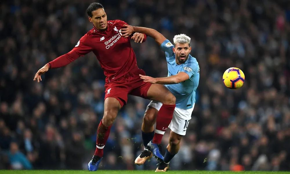 Trung vệ Van Dijk thường gặp bất lợi khi đối đầu với các tiền đạo nhỏ con mà nhanh nhẹn như Aguero. Ảnh: GETTY.