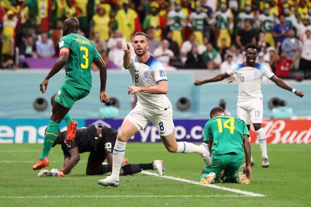 Tiền vệ Jordan Henderson khai thông bế tắc cho tuyển Anh khi đối đầu Senegal và an ủi đồng nghiệp Sterling. Ảnh: GETTY. Tiền vệ Jordan Henderson khai thông bế tắc cho tuyển Anh khi đối đầu Senegal và an ủi đồng nghiệp Sterling. Ảnh: GETTY.