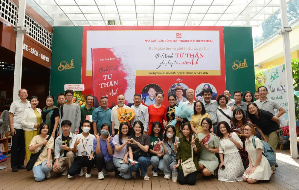 Nhà báo kỳ cựu Dương Thành Truyền gọi cuốn sách Hành trình Tử thần - Ghi chép từ nước Anh &quot;hơn cả một chuyến đi&quot;. Ảnh: TỰ TRUNG.