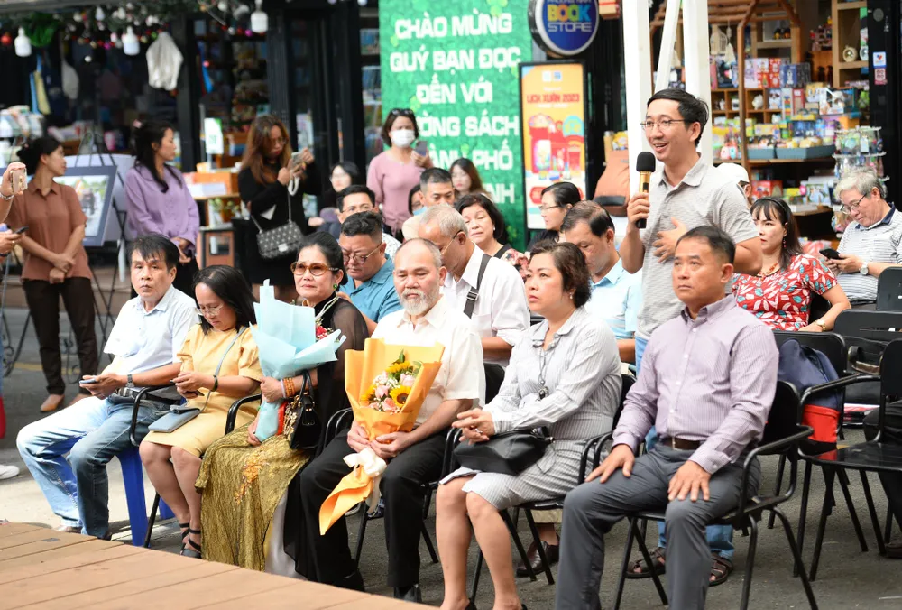 Những người yêu sách tâm tư hỏi cặn kẽ nhiều chi tiết thú vị với tác giả trong tác phẩm mới. Ảnh: TỰ TRUNG.