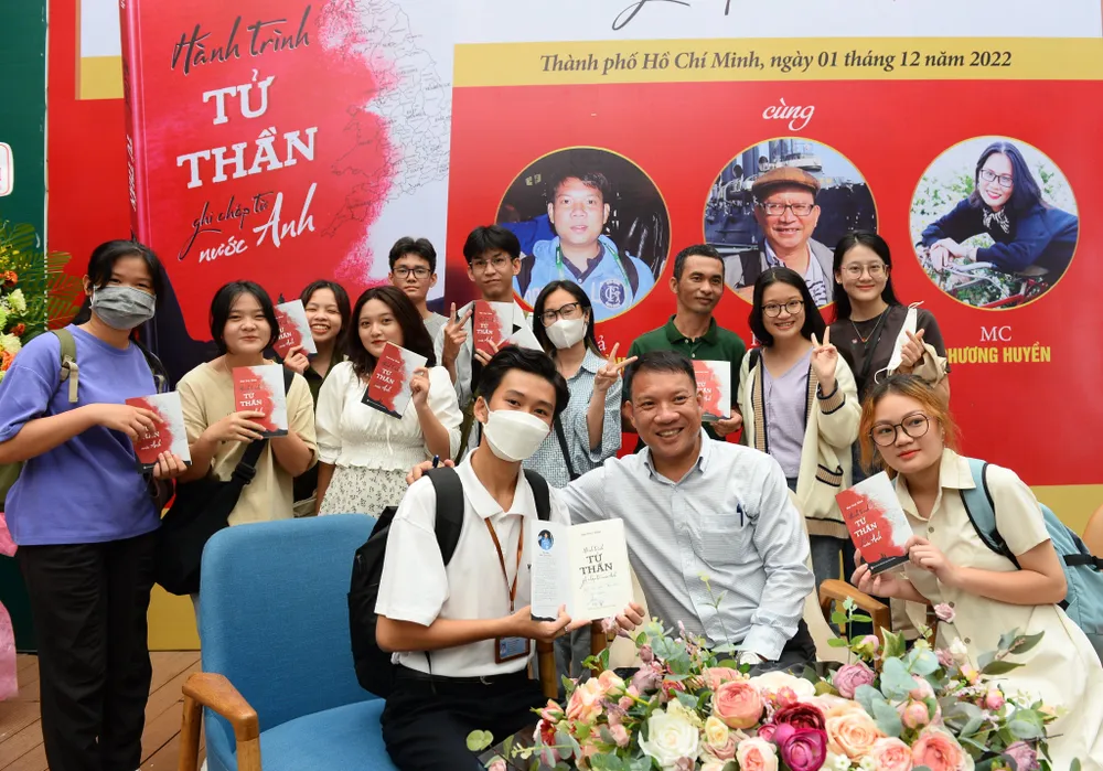 Nhà báo Đào Duy Bình trong buổi ra mắt sách Hành trình Tử thần - Ghi chép từ nước Anh. Ảnh: TỰ TRUNG.