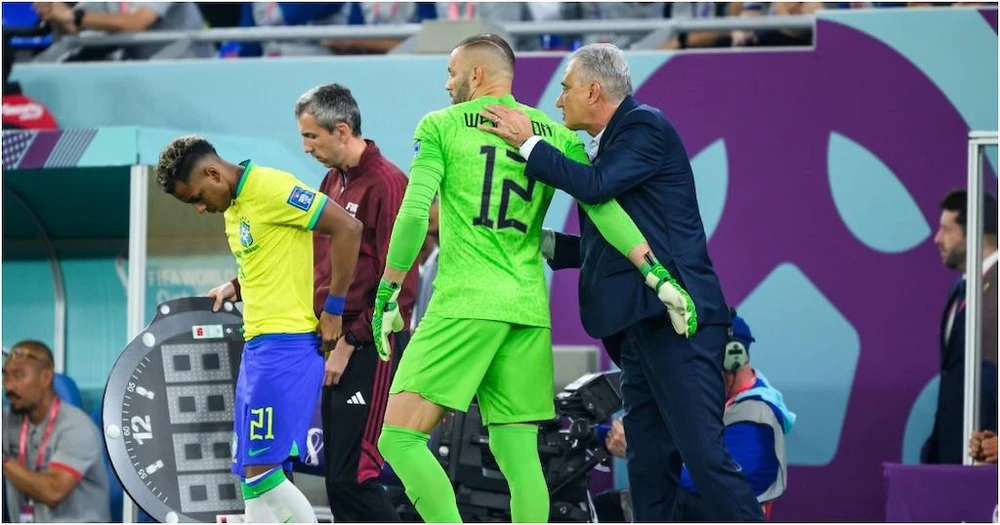 HLV Tite đưa thủ môn số ba Weverton Pereira da Silva vào sân đã lập kỷ lục sử dụng tất cả 26 cầu thủ trong danh sách đăng ký ở một giải đấu lớn. Ảnh: GETTY.