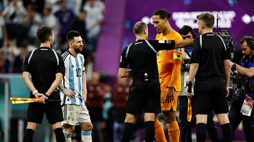 Trọng tài Lahoz có những quyết định gây ức chế cho Messi và tuyển Argentina. Ảnh: GETTY.