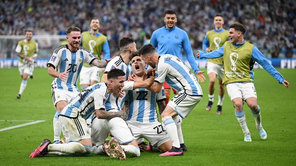 Đội tuyển Argentina vỡ òa niềm vui sau khi vào bán kết World Cup 2022. Ảnh: GETTY. Đội tuyển Argentina vỡ òa niềm vui sau khi vào bán kết World Cup 2022. Ảnh: GETTY.