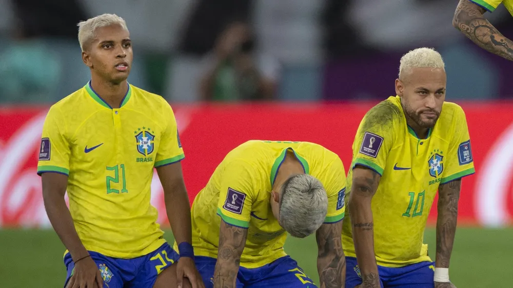 Neymar và đồng đội Brazil bị loại khỏi World Cup 2022 sau trận tứ kết thua Croatia trên chấm luân lưu định mệnh. Ảnh: GETTY. Neymar và đồng đội Brazil bị loại khỏi World Cup 2022 sau trận tứ kết thua Croatia trên chấm luân lưu định mệnh. Ảnh: GETTY.