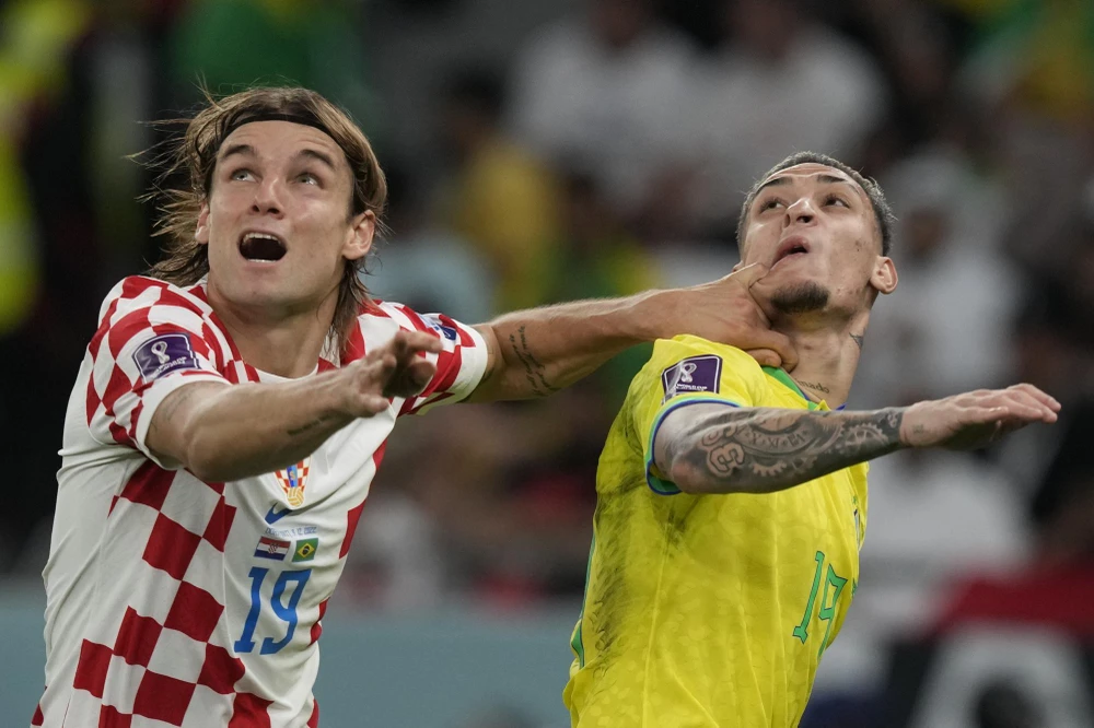 Borna Sosa từng làm "tắt điện" Antony trong trận thắng Brazil và hậu vệ Croatia hy vọng sẽ loại tiếp một đội bóng Nam Mỹ khác. Ảnh: GETTY. Borna Sosa từng làm "tắt điện" Antony trong trận thắng Brazil và hậu vệ Croatia hy vọng sẽ loại tiếp một đội bóng Nam Mỹ khác. Ảnh: GETTY.